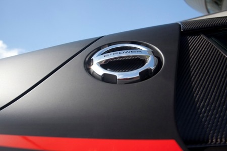 Cánh gió sau hình cánh diều, làm bằng vật liệu sợi carbon